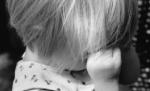 Fetiţă de 3 ani, dată afară din casă şi bătută de propria mamă