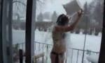 O rusoaică face duş cu gheaţă în mijlocul iernii, pe terasă