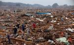 Japonezii predau la poliţie bani şi obiecte de valoare găsite printre resturile lăsate de tsunami