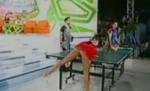 Vecina de la Neatza şi-a arătat fundul, încercând să înveţe ping-pong