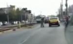 Un pieton a spart parbrizul unei maşini cu sacoşa. Şoferul nu i-a acordat prioritate