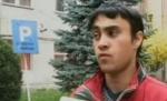 Un tânăr de 19 ani şi-a cărat sora şapte kilometri ca să îi salveze viaţa. Căzuse un dulap pe ea