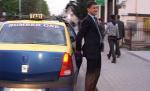 Cristian Boureanu defilează în campanie electorală cu pantalonii rupţi