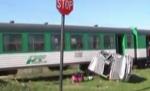 Maşină spulberată de tren: O şoferiţă începătoare a pus în pericol viaţa a patru oameni