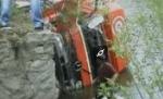Bistriţa. Un TIR a plonjat în râul Sălăuţa, după ce şoferul a pierdut controlul volanului