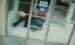 Un hoţ a rămas cu pantalonii în vine, dar n-a renunţat la pradă