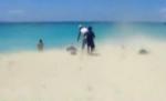 Imagini şocante: Curentul de aer de la un avion Boeing a măturat nişte turişti de pe o plajă din SUA