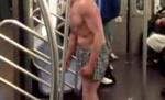 Un bărbat s-a dezbrăcat şi a atacat pasagerii unui metrou din New York