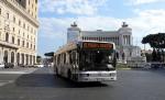 Roma. Un şofer conduce un autobuz cu coatele, în timp ce mânuieşte două telefoane mobile