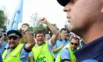 Protest în Capitală faţă de concedierea a peste 9.500 de poliţişti, jandarmi şi pompieri
