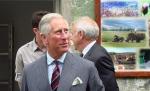 Prinţul Charles a învăţat să cosească, în vizita sa în România 