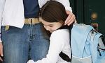 În timpul unui schimb de focuri, o educatoare calmează copiii cu ajutorul unui cântec