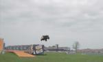 Tanner Foust doboară recordul mondial la săritura în lungime cu maşina
