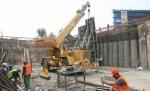 O macara s-a prăbuşit peste trei maşini, în Capitală