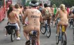 Goi pe două roţi: Mii de ciclişti au pedalat dezbrăcaţi pe străzile din Portland, SUA