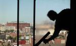 O infirmieră a murit după ce a căzut de la etajul trei în timp ce ştergea geamurile