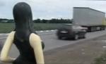 Un băcăuan îşi promovează afacerea postând două prostituate din ghips pe marginea drumului