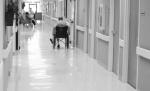 Azilele de bătrâni, goale. Spitalele, insuficiente şi prea departe
