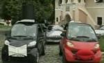 Doi braşoveni şi-au decorat maşinile în costume de mire şi mireasă în ziua nunţii lor