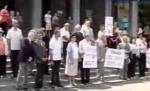 Zeci de persoane au protestat la Timişoara. Oamenii sunt indignaţi de atacul lui Băsescu la adresa Regelui Mihai