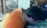 Un cocalar s-a filmat în timp ce pupa o geantă cu bani, apoi a postat filmul pe internet