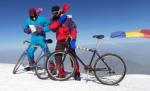 Doi români pe biciclete au cucerit vârful Ararat (5160 m)