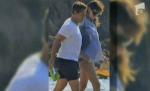Imagini cu Carla Bruni însărcinată, plimbându-se pe plajă cu Nicolas Sarkozy 