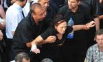 Scandal la mormântul Mădălinei Manole: Părinţii artistei şi Petru Mircea s-au luat la ceartă