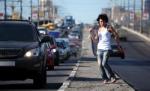 Ce mişcări are! O fată sexy dansează provocator pentru şoferii blocaţi în trafic