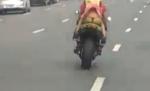 Cu fustiţa în vânt, pe motor. Vezi o scenă care ar fi făcut-o invidioasă pe Marylin Monroe