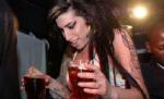 Amy Winehouse ar fi murit din cauza unui cocktail de droguri. Se așteaptă rezultatul autopsiei
