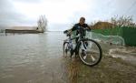 O comună din Vrancea, izolată de lume, după ce drumul de acces s-a surpat