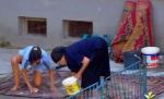 Imagini incredibile: Şi-au spălat covorul în mijlocul unui bulevard din Bucureşti şi au blocat traficul
