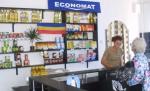 Economatele vând produse mai scumpe ca hipermarketurile