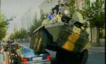 Maşini parcate ilegal, strivite cu blindatul. Aşa rezolvă problema primarul capitalei Lituaniei