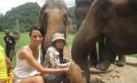 Andreea Raicu a hrănit şi spălat elefanţi în Thailanda