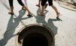 Un copil de doi ani a ajuns la spital, după ce a căzut într-un canal