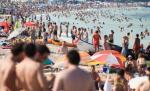 Peste 200.000 de turişti au invadat litoralul în weekend