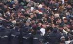Promoţie la...moaşte! S-au călcat în picioare pentru a atinge racla Sfântului Nifon 