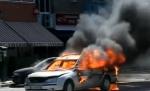 Bacău. O maşină a luat foc în trafic, norul de fum ridicându-se până la etajul 10 al blocurilor
