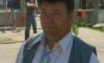 Neamţ. Un bărbat a protestat în lanţuri în faţa primăriei, supărat că a pierdut o serie de procese
