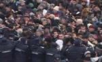 Îmbulzeală din credinţă: 3.000 de oameni s-au călcat în picioare la mănăstirea Curtea de Argeş