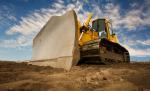 Incredibil! Un buldozer se plimbă pe plajă printre cearşafurile turiştilor