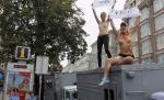 Protest în sânii goi pe duba de poliţie, lângă tribunalul din Kiev
