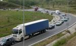 Sătul de umilinţele şmecherilor, un român îi opreşte pe şoferii cu tupeu care nu stau la coadă
