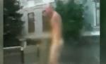 Dezbrăcat în ploaie. Un bărbat din Ploieşti a decis să se răcorească într-un mod original