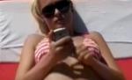 Telefonul mobil, un accesoriu obligatoriu pe litoral. Plaja, distracţia şi trupurile sexy trebuie arătate prietenilor