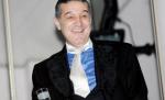 Gigi Becali a rupt şi a călcat în picioare un ziar sportiv: Au scris minciuni