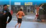 Îşi dă jos chiloţii, să ia în plin uraganul Irene