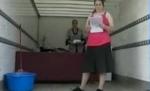 Drama a două femei: Mama, profesoară, şi fiica, absolventă de facultate, locuiesc într-o remorcă